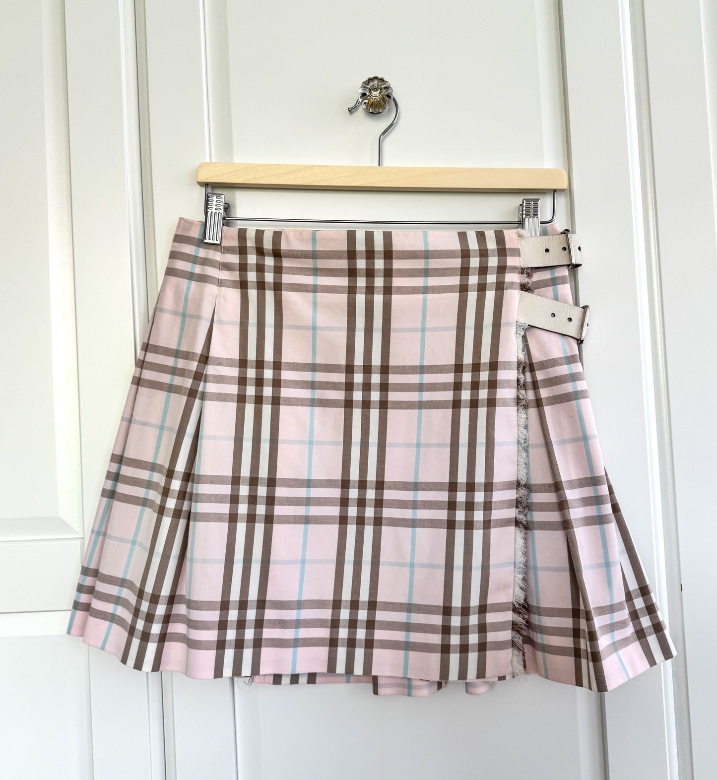 Burberry pink pleated skirt with belt details