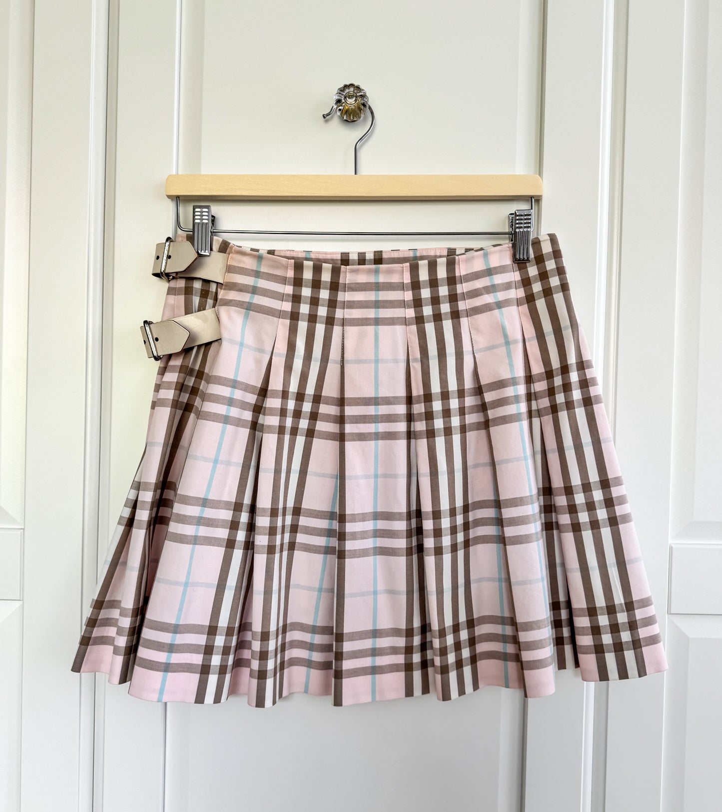 Burberry pink pleated skirt with belt details