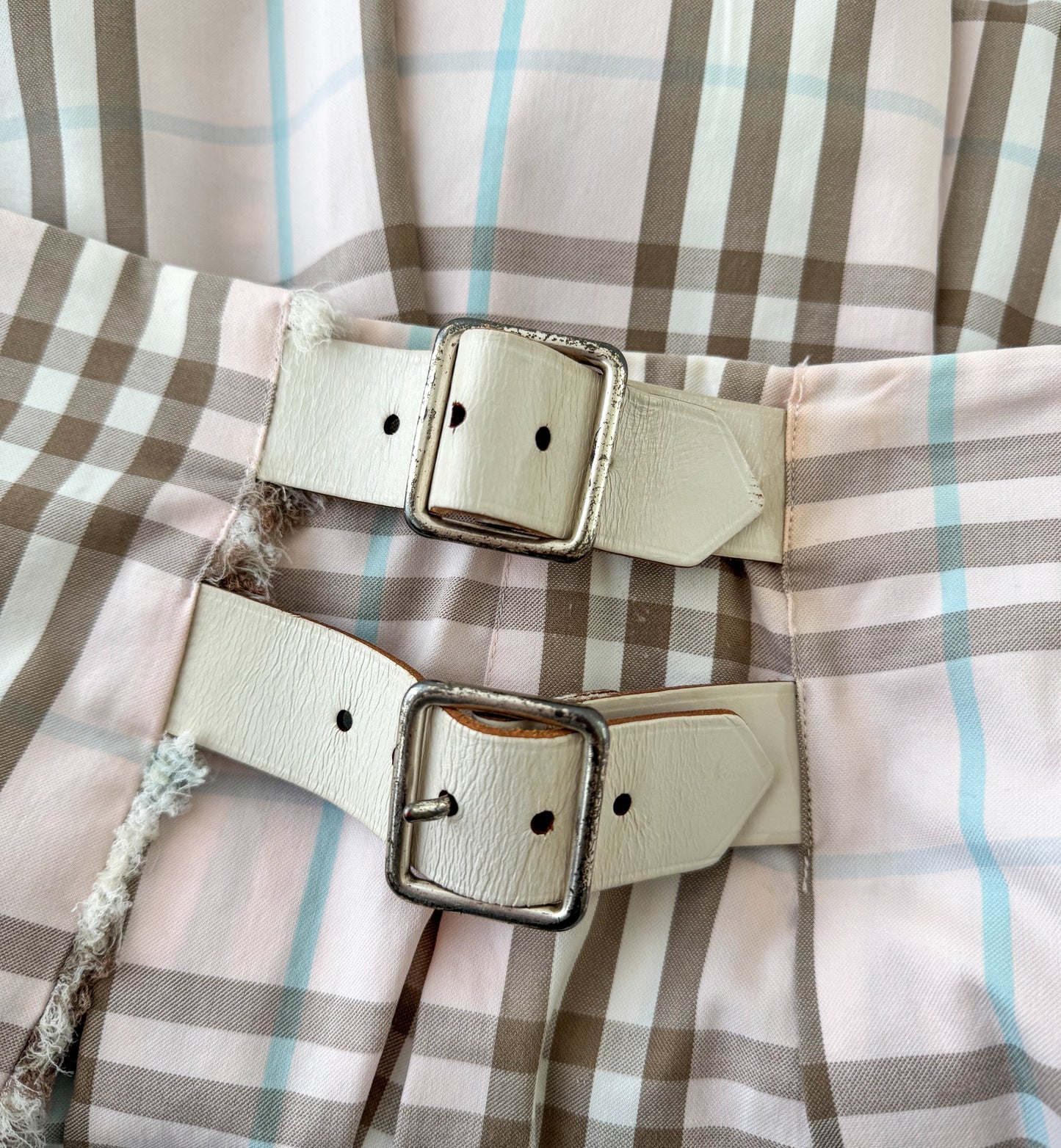 Burberry pink pleated skirt with belt details